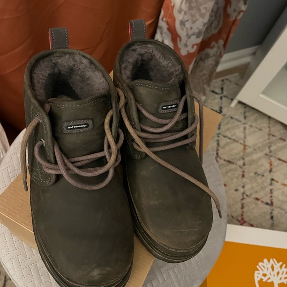 Worn - Big Boys, Dark Grey, Waterproof Winter Ugg Boots, Size 6 - Picture 4 of 5